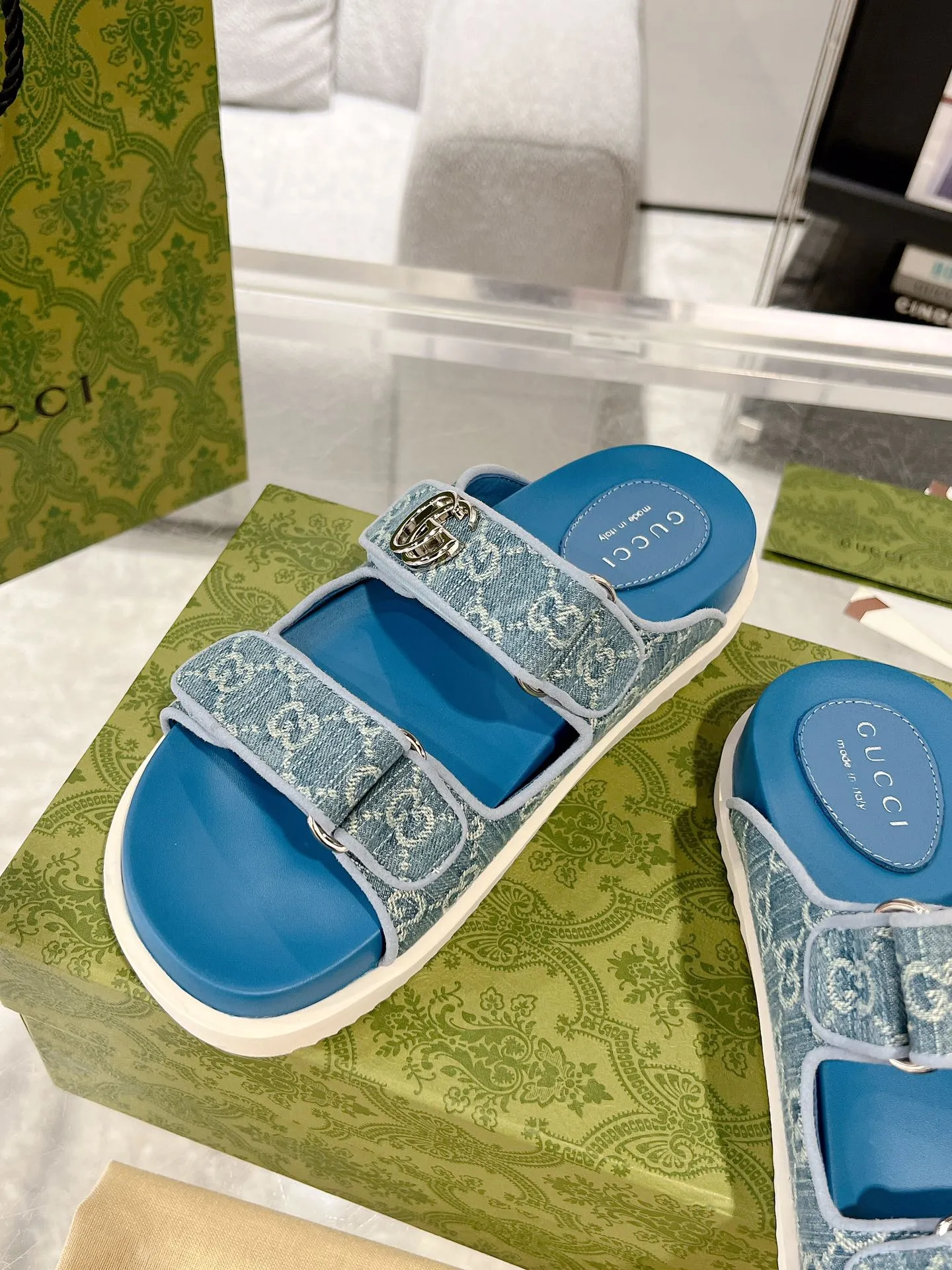 👟👟Ex-factory price 480👟👟 The latest Guccl24ss new product Double G women's Velcro sandals😎 These flat sandals are designed with Velcro straps, which are modern and sporty, bringing comfort. This accessory is crafted from light blue and ivory white GG denim fabric. The upper straps are decorated with elegant Double G-shaped accessories, showing a unique style. Gucci classic presbyopic cloth surface...hot diamond surface...rubber outsole...ZP molded midsole feet...original metal buckle/rhinestone surface Code number: 35 to 42 (41.42 is custom-made and non-refundable)